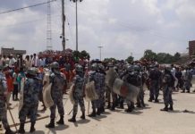 रौतहटको मौलापुरमा झडप , प्रहरीसहित प्रदर्शनकारी घाइते