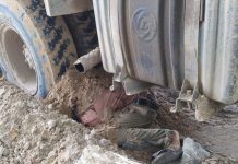 आफैले चलाएको टिप्परले किचिएर धनुषामा एक व्यक्तिको मृतु