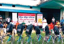 छात्रालाई साइकलसहित शैक्षिक सामग्री