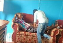 मेयरलाई कार्यकक्षमै मसाज ! मेयर भन्छन् (जेठमा बिरामी हुँदाको तस्वीर हो)