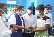 निजामति कर्मचारी दिवशको अवसरमा बिरामीलाइ फलफुल बितरण