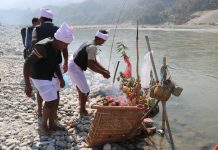 खोलाको पूजा गर्दै माझी समुदायले मनाए कोसीपर्व