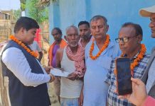 गरुडाका नगर प्रमुख जैसवालले गरे चेक हस्तान्तरण